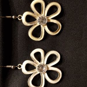 Daisy shaped enamel painted earrings
